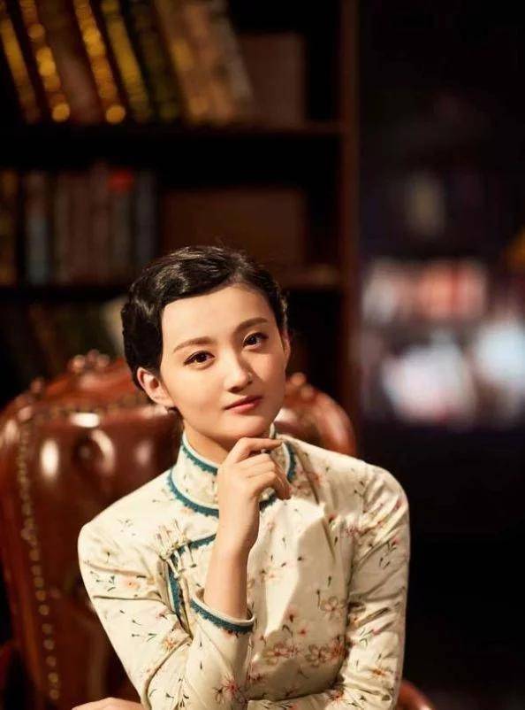 幸亏铁林没见着穿上旗袍的萍萍,对比柳如丝完全是另一种风格