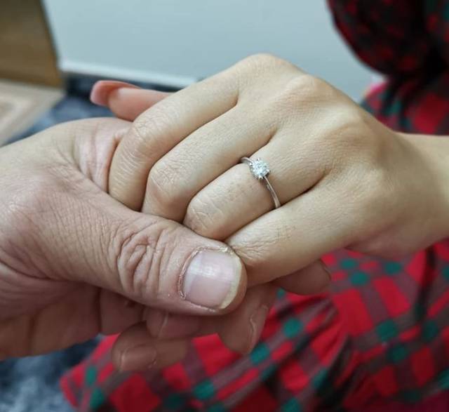 由于此前温兆宇已经有过两次失败的婚姻,如今这样大方分享戴戒指牵手