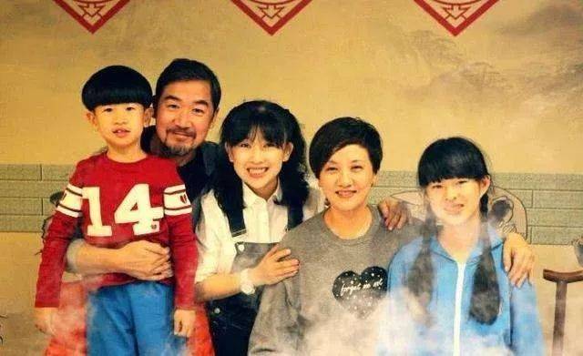 张国立为了满足的邓婕的心愿,两人在2005年的时候领养了一个女儿.