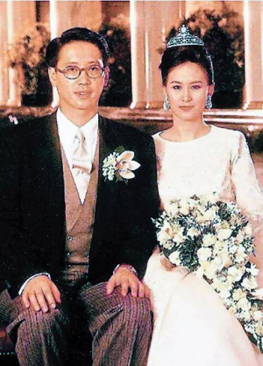杨诺思则在1992年与香港大才子张坚庭结婚.