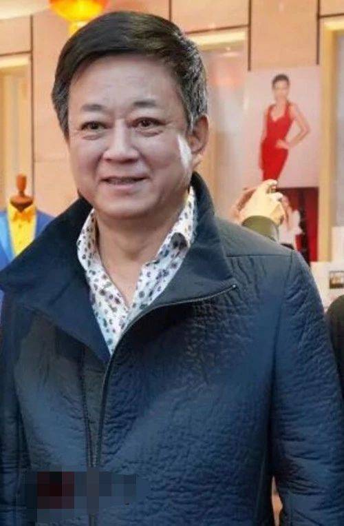 名嘴朱军近照,头发花白似老了10岁,昔日一哥风光不再