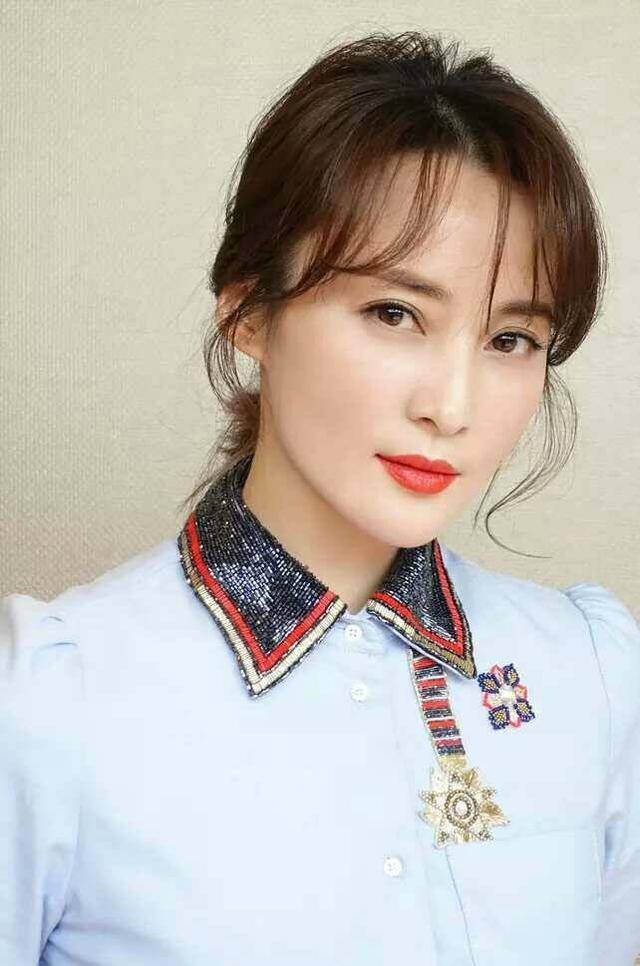 蒋勤勤玩转中性性感高贵等多种风格,时而优雅大气,时而英气逼人