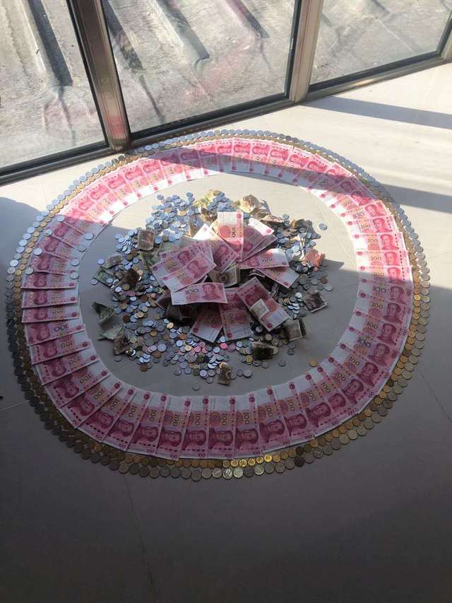 原创孩子在家太无聊?二年级小朋友用钱,摆出了个造型,妈妈也称赞