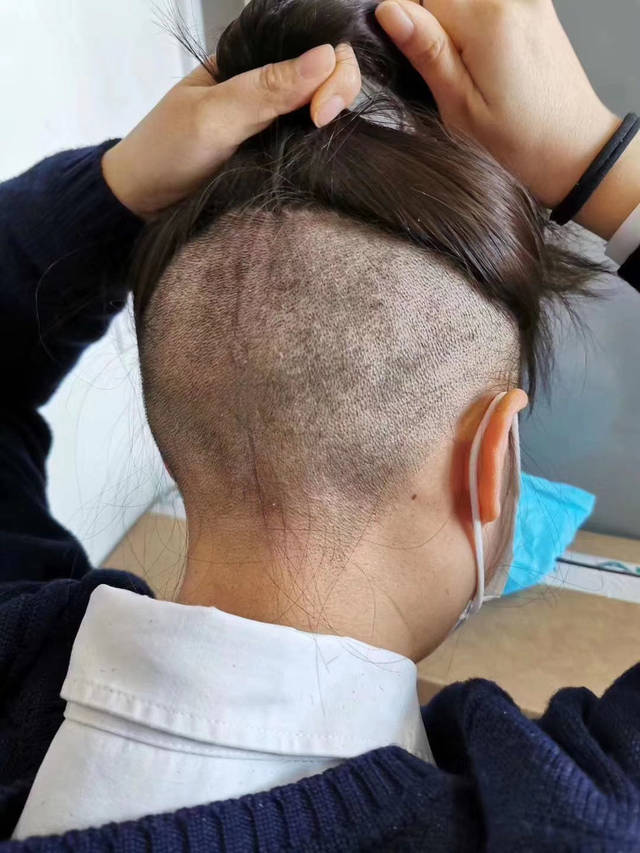 仁济医院女护士们为了更好地工作,剃光了下半部分头发,看着美小护们剪