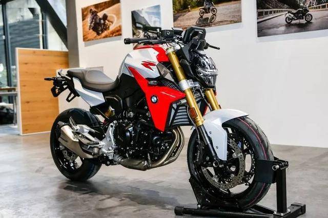 售价11.55万,台媒评测宝马2020款街车f900r,静态展示