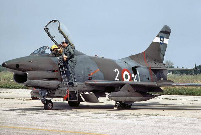 1977年6月,正在参与"狂风"战斗机项目的意大利颁布了新型攻击机的