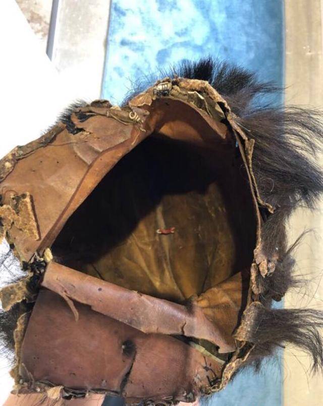 拿破仑近卫掷弹骑兵戴的熊皮帽实物,发现于滑铁卢,内