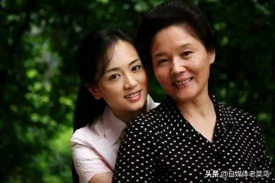 其貌不扬的杨青和许晴是同学,却嫁给了德国大亨,今生活幸福美满