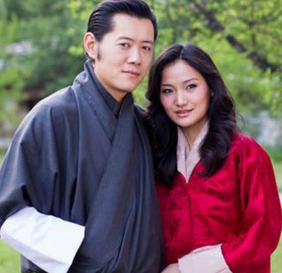 原创40岁不丹国王热爱"混搭风"!传统服饰配马甲,又村又土毫无气质