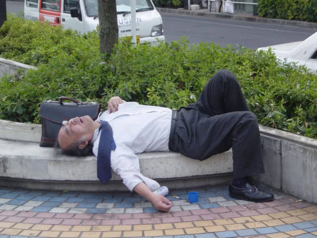 日本年轻人的压力真的很大,外表光鲜亮丽,却突然在大街倒下