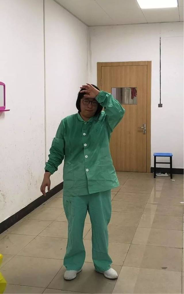 温医大附二院护士胡朦朦连续工作5个小时后,脱下防护服,衣服已经湿透.