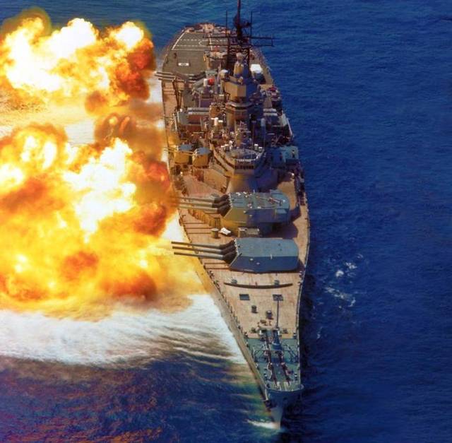 原创见过依阿华级战列舰主炮左右同时开火的状态吗 视觉效果无与伦比