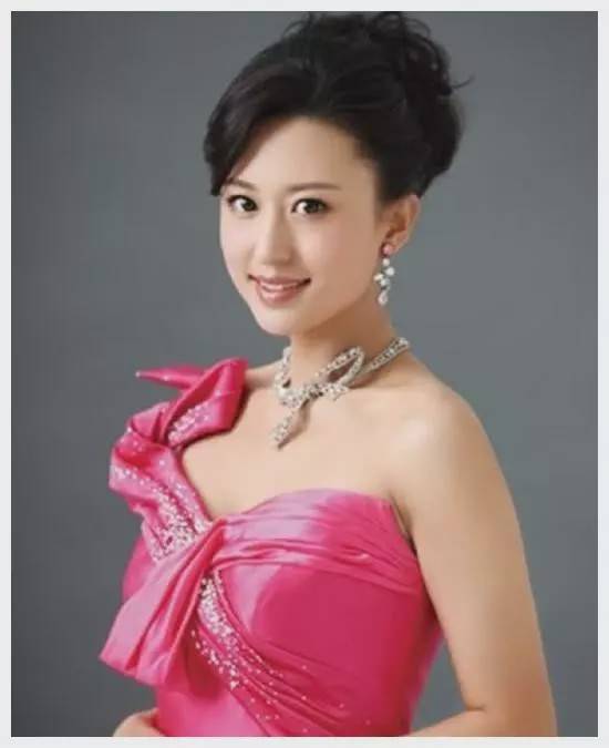 央视主持人张蕾,34岁时低调嫁给矿业大亨,如今41岁的她成这样