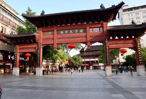 全国多地景点开放:杭州西湖,南京夫子庙都要求游客戴口罩