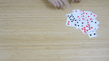 两副扑克牌混在一起,让孩子找出完全  相同花色或数字的扑克牌
