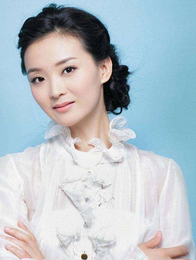 43岁王艳近照家里给婆婆洗脚要跪着儿子狂傲无礼称妈妈猪头