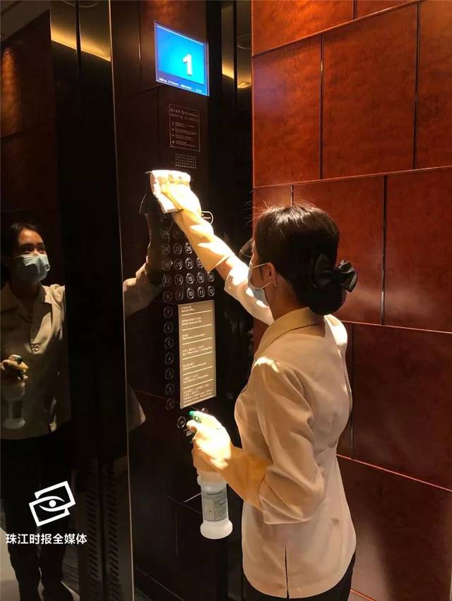 顾客如有需要还可以致电前台,请服务员帮忙按电梯开关.