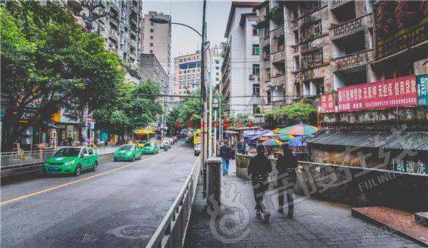 想看看滨江路的夜景 公路上车水马龙 人声鼎沸 也想去南门山一条街逛