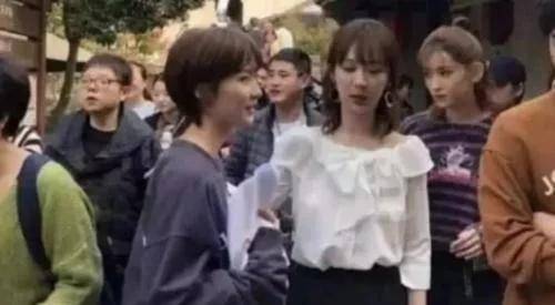 有种惊艳叫杨紫的经纪人,网友跪求她出道,却只能素颜陪杨紫工作!