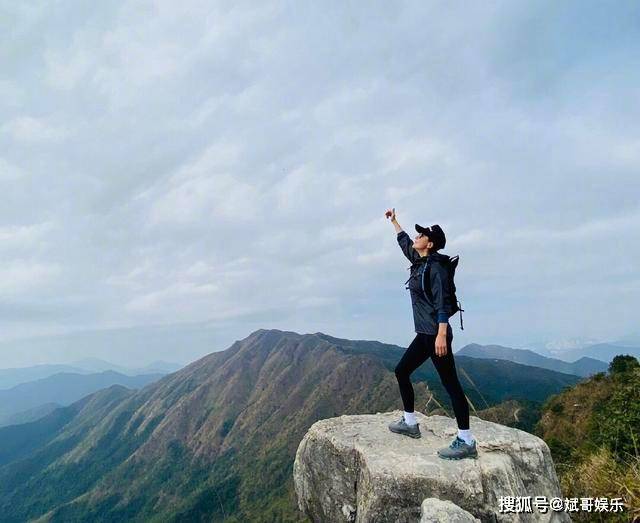 原创54岁刘嘉玲晒登山照,一身运动装低调休闲,大妈拍照造型暴露年龄