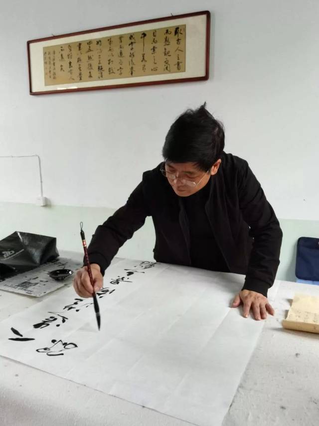 周季生:笔名周峰,号 悟墨轩主,福建省建瓯市小学退休书法教师,福建省