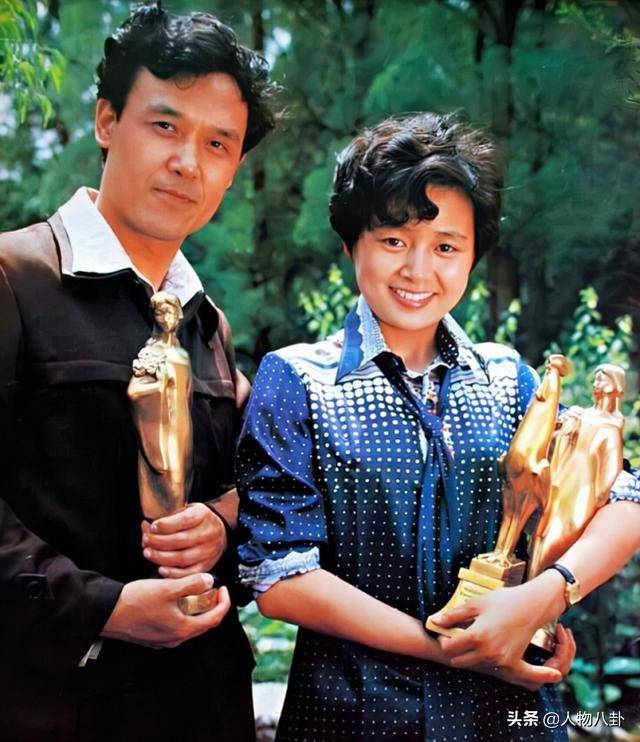 后来在郭凯敏介绍下,24岁时张瑜就嫁给了上海电影制片厂的导演张建亚