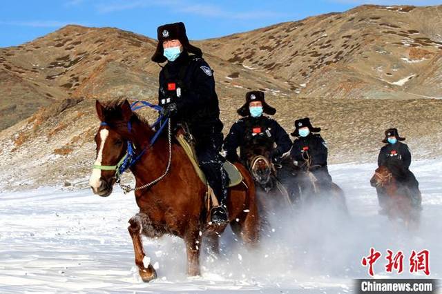 民警骑马巡逻 孟伟健 摄