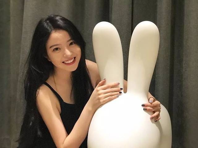 虽然有点网红脸,但是摸着良心说,舌姐能长这样的话,每天睡觉都要笑醒