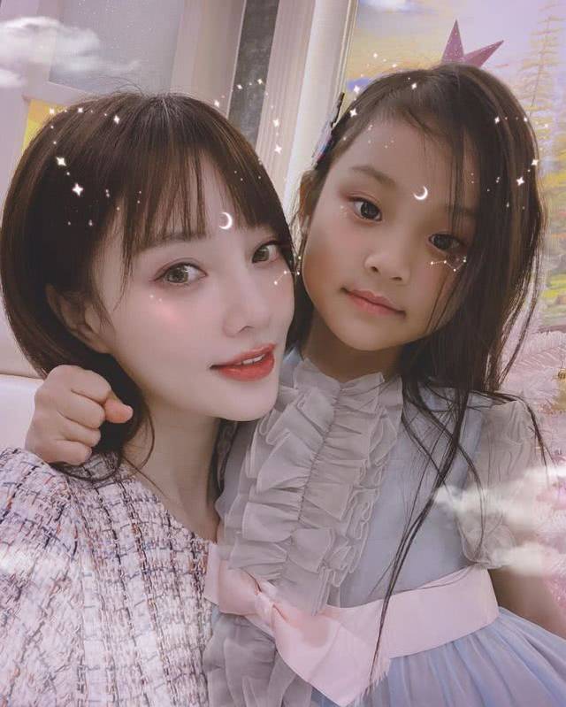 原创好妈妈!李小璐甜馨亲子装同款造型,一起跳舞运动帮女儿劳逸结合