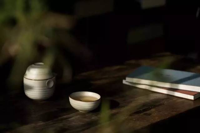 静心独坐,捧茶入定