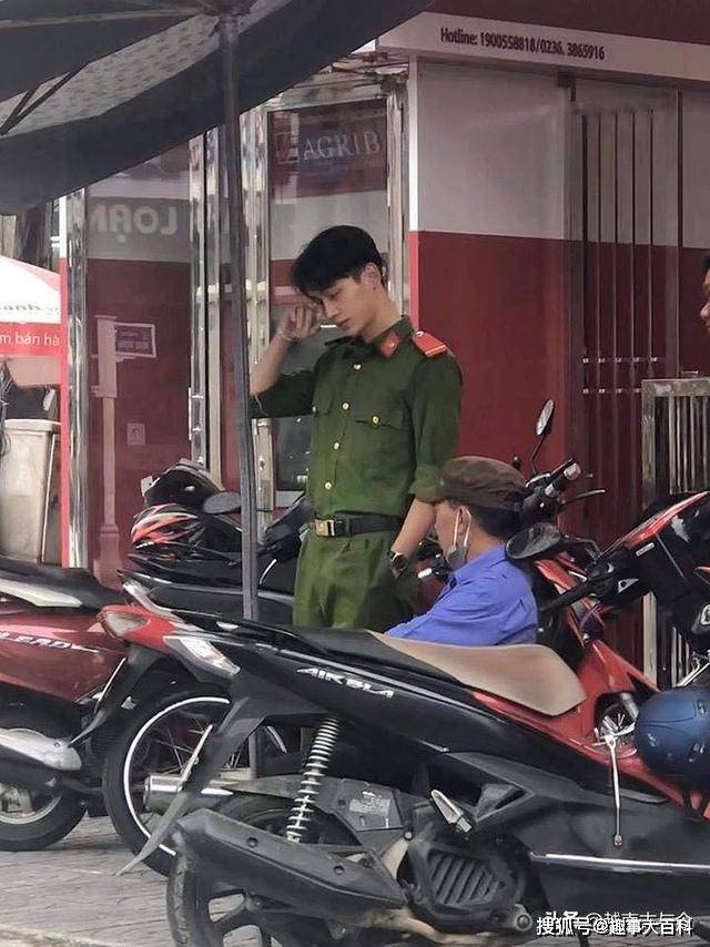 越南帅哥警察在网络走红,超高颜值犹如中国明星,人气越来越高!