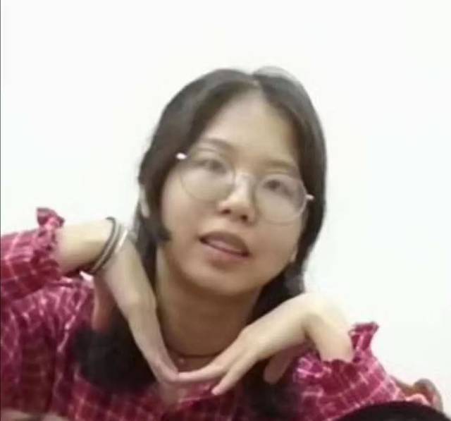 约156,较瘦,可能穿着灰色毛衣和棕色格子短裙,没带眼镜(应该带了隐形)