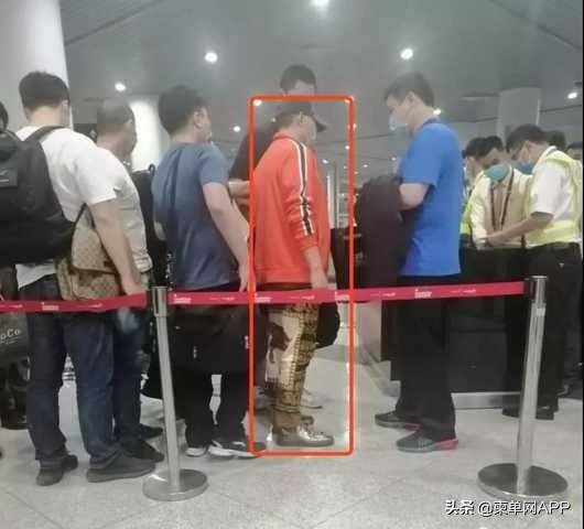 *图片来源西港日记 随后,张井生与另外4名男子到出码人公司,双方动手