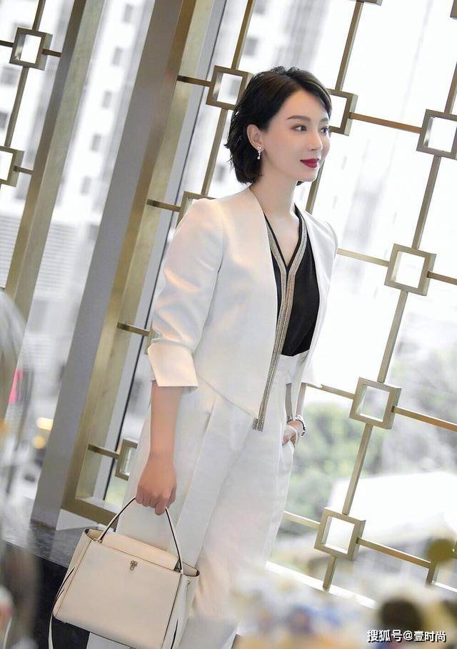 43岁陈数靠气场上热搜:中年女人想要有气质,跟陈数学穿搭