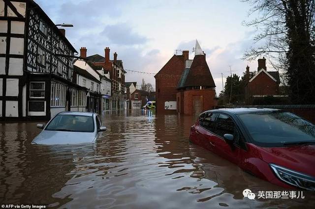 英国200年来最强洪水 连乔治·克鲁尼家的豪宅都被淹了