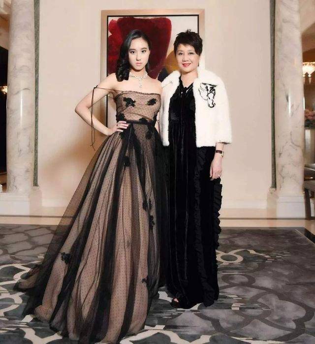 何超莲锁死窦骁,何超盈情定哈佛学霸,赌王11个女儿都嫁给了谁?