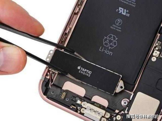 2016年9月8日,苹果发布新机iphone 7,其配备的令人惊叹的手机双扬声器