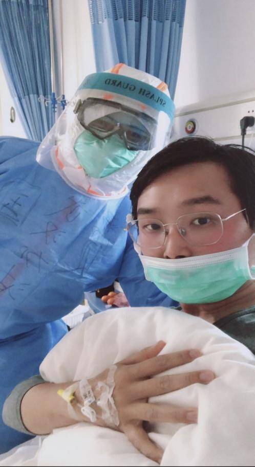 陈伟与医护人员的自拍