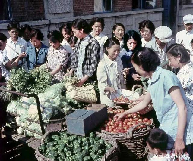 热闹的菜市场——赶集 这些照片有没有让你感受到60年代沈阳人民的