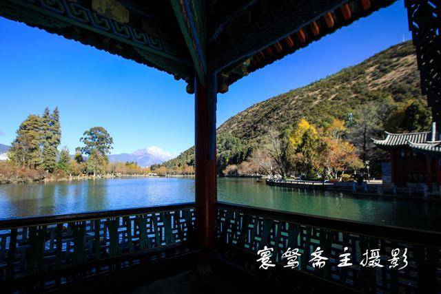 在美丽的丽江黑龙潭,一位纳西大叔每天早晨都会在那里吹拉弹唱