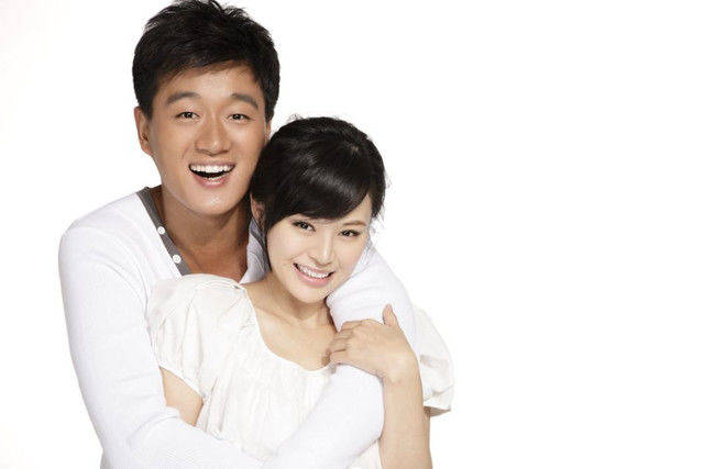 原创佟大为全家近照,二女儿长相尴尬,儿子简直就是翻版佟大为!