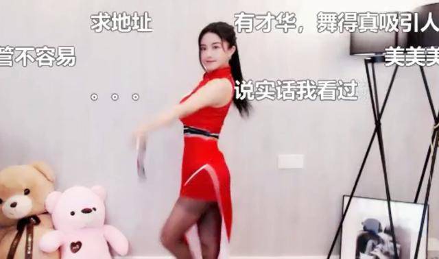 古阿扎穿红衣跳舞 咬扇子和捂领口的动作让观众热闹了