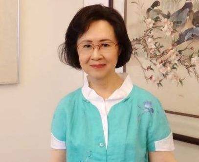 81岁的琼瑶一张照片被曝光,没有化妆和儿媳在一起更像大嫂