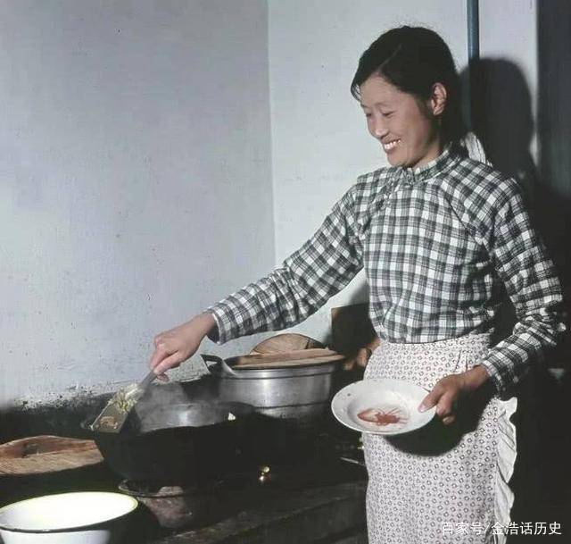 鞠智兴认真地制作一件精美雕塑 家庭主妇忙着用煤气灶做饭