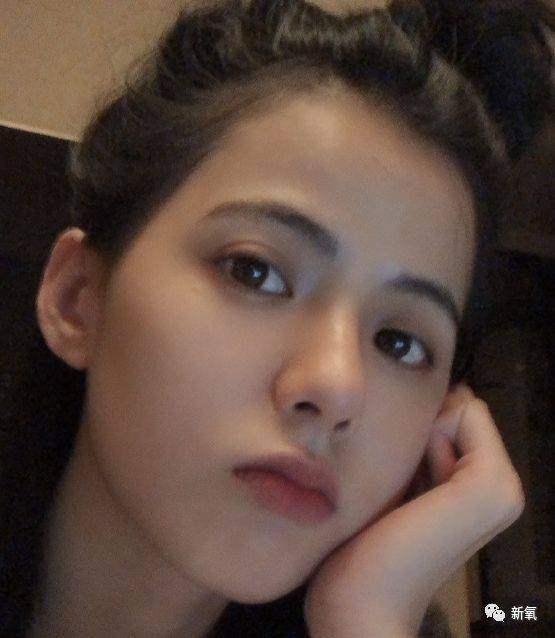 但是,羊觉得她有点像张予曦. 下面这张图,相似度最起码可以达到70%了.
