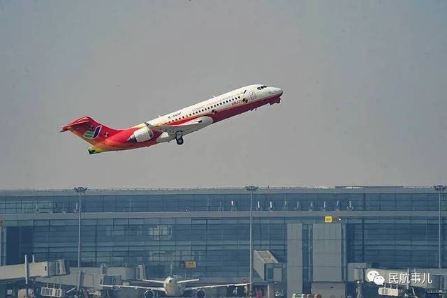 国产arj21新支线飞机103架机,131架机分别在上海浦东机场,大场机场