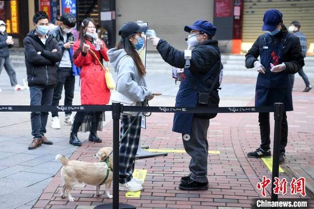 由于排队人数众多,排队顾客需平均等待近2小时才能买到奶茶.