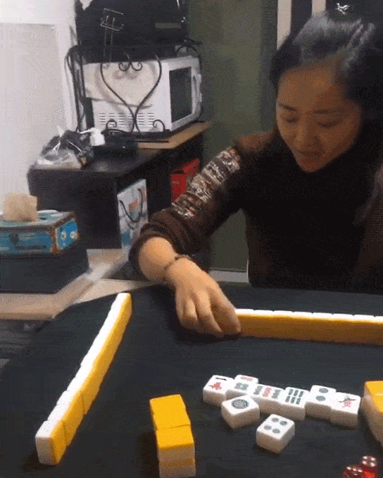 西安一姑娘摆好麻将,视频跟朋友"云打牌".