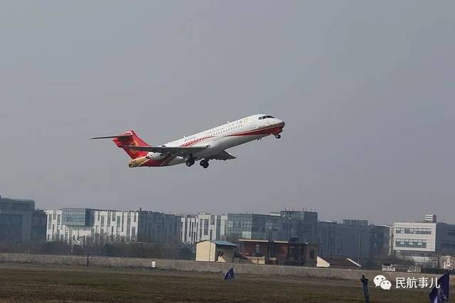 arj21飞机131架机在大场机场首飞 摄影:徐炳南