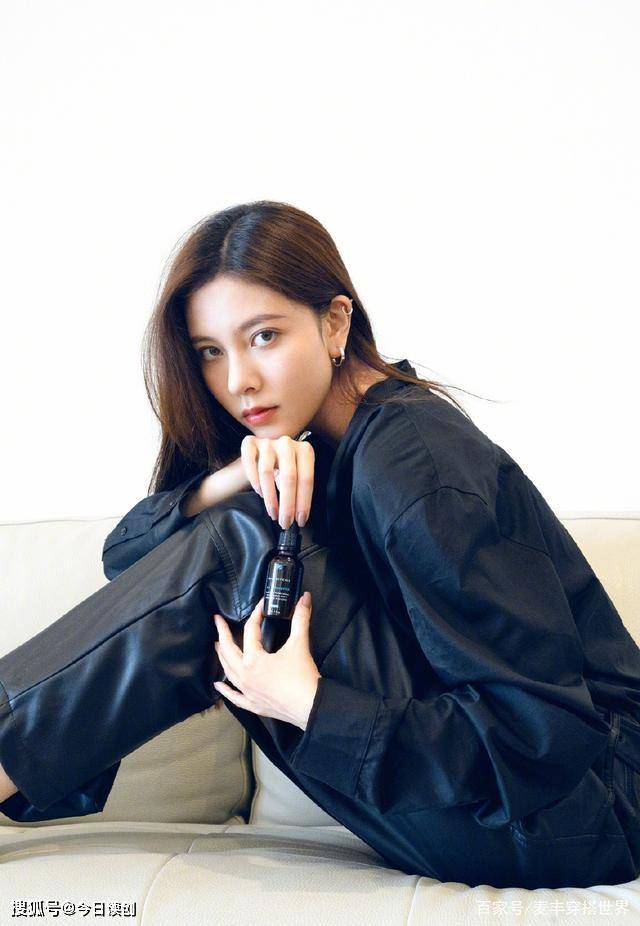 她曾被曝是张一山女友今穿黑色衬衫配直筒皮裤简直又美又飒